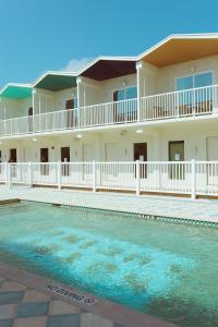 una casa con piscina frente a ella en Hotel Lucine, en Galveston