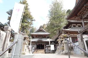 een toegang tot een tempel met een gebouw bij Sun Terrace Bessho Onsen - Vacation STAY 21387v in Ueda