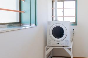 上田市にあるSun Terrace Bessho Onsen - Vacation STAY 21387vの窓付きの客室で、洗濯機が備わります。