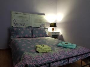1 dormitorio con 1 cama con 2 toallas en This is the beginning, en Atenas
