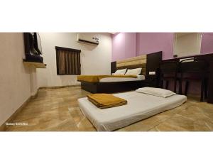 um quarto com duas camas num quarto em Hotel Narmada, Kevadia, Narmada em Lāchharas