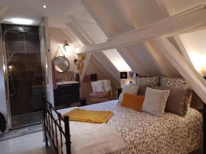 a bedroom with a bed in a attic at Le Nid de Birsa, 3 étoiles, hébergement de très bon confort in Boersch