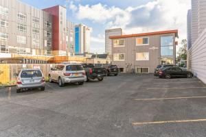 un parcheggio con auto parcheggiate di fronte agli edifici di Highliner Hotel- King Suite 312 with City View Hotel Room ad Anchorage