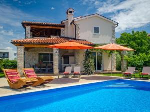 Kolam renang di atau dekat dengan Villa in Novigrad with Pool near Beach