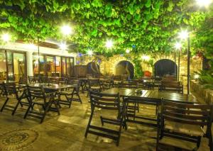 een restaurant met tafels en stoelen en een wijnmuur bij ANADOL Hotel & Pool next to Kyrenia Harbour in Kyrenia