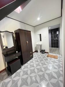 baño con lavabo y aseo y escalera en แป๊ะชวนชิมรีสอร์ท สาขา 2, en Sirindhorn