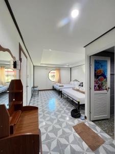 een grote kamer met een bed en een kamer met: bij แป๊ะชวนชิมรีสอร์ท สาขา 2 in Sirindhorn