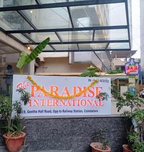 um sinal para um sinal informativo de estacionamento com plantas em THE PARADISE INTERNATIONAL em Coimbatore