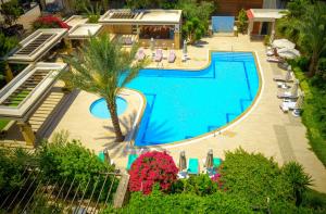 een uitzicht over het zwembad van een resort bij ANADOL Hotel & Pool next to Kyrenia Harbour in Kyrenia