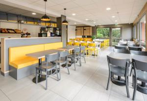 a dining room with tables and chairs in a restaurant at B&B HOTEL Albi in Albi