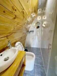 La salle de bains est pourvue d'un lavabo et de toilettes. dans l'établissement Bungalow Mộc Trà Home Dương Đông Phú Quốc, à Duong Dong