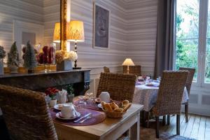 Hotel Val De Loire في تور: غرفة طعام مع طاولة عليها طعام