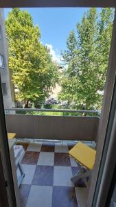 uma vista para uma varanda com uma mesa e cadeiras em My grandma's apartment (Skopje center) em Skopje