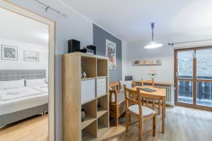 Cette chambre comprend un lit, une table et un bureau. dans l'établissement Apartment Entspannung - mitten im Ski- und Wandergebiet Spitzingsee, à Schliersee