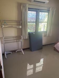 um quarto com 2 beliches e uma janela em Grace Little Home chiangmai em Chiang Mai