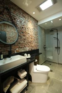 Beijing MutianyuGreat Wall Let'sgo Hotel&Bar的一间浴室