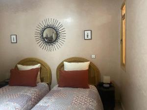Letto o letti in una camera di Dar Sami, Riad Bab Kasbah