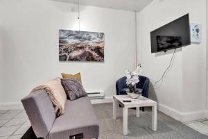 a living room with a couch and a table at Cozy 2br Near Bella Vista Philly By Center City in Philadelphia