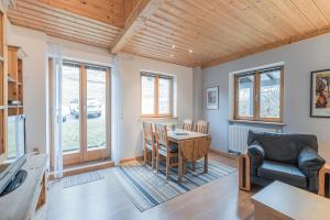 - un salon avec une table et un canapé dans l'établissement Apartment Auszeit - mitten im Ski- und Wandergebiet Spitzingsee, à Schliersee