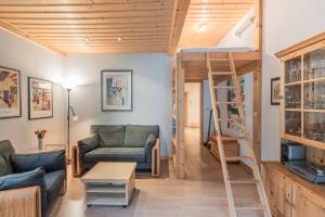- un salon avec une mezzanine et un canapé dans l'établissement Apartment Auszeit - mitten im Ski- und Wandergebiet Spitzingsee, à Schliersee