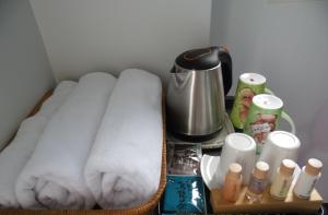 Příslušenství pro přípravu čaje a kávy v ubytování Footprint Garden B&B