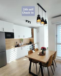 Ett kök eller pentry på Oak Apartment lovely one bedroom apartment at Columna Residence near Vivo mall