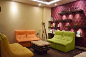 The Grand Empire Best 4 Star Luxury Hotel in Patna في باتنا: كرسيين وطاولة في الغرفة