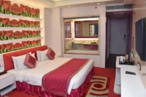um quarto de hotel com uma cama e uma janela em The Grand Empire Best 4 Star Luxury Hotel in Patna em Patna