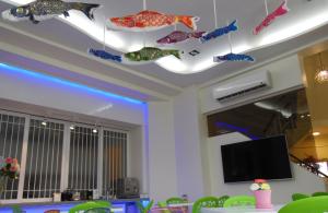TV a/nebo společenská místnost v ubytování Footprint Garden B&B