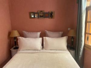 Letto o letti in una camera di Dar Sami, Riad Bab Kasbah