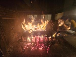 un fuego en un horno con llamas en él en Villa Belvedere - Località Barbiano, 3b, 50022 Greve in Chianti FI, Italy, en Greve in Chianti