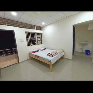 Shree Radhesh Bhakt Niwas في باندهاربور: غرفه فيها سرير وتلفزيون