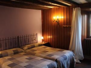 a bedroom with a bed in a room with a window at Kukuma Etxea Habitaciones con derecho a cocina in Galarreta