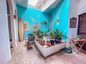 una habitación con macetas y una pared azul en Hiddem Gem w/ Ocean View & Rooftop @ Old San Juan en San Juan