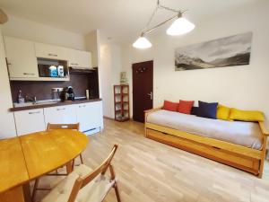 Η κουζίνα ή μικρή κουζίνα στο Le petit Vénasque, T2, jardin, parking, 4 personnes