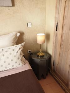 Letto o letti in una camera di Dar Sami, Riad Bab Kasbah