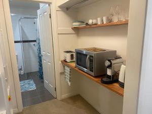 un microondas sentado en una encimera en una cocina en Private Room with Ensuite en Yass