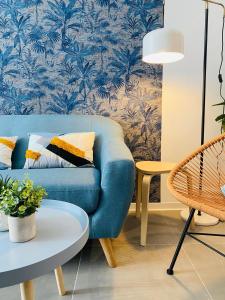 sala de estar con sofá azul y mesa en Modern Designed Loft in Russafa (SOHO), en Valencia