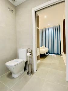 ein Bad mit einem WC und einem Waschbecken in der Unterkunft Modern Designed Loft in Russafa (SOHO) in Valencia