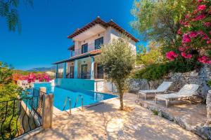 eine Villa mit Swimmingpool und ein Haus in der Unterkunft Villa Jasmine Peninsula in Kaş