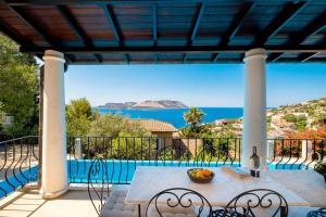 eine Terrasse mit einem Tisch und Meerblick in der Unterkunft Villa Jasmine Peninsula in Kaş