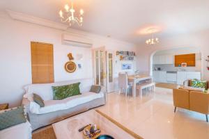 ein Wohnzimmer mit Sofa und Tisch in der Unterkunft Villa Jasmine Peninsula in Kaş