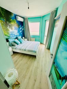 ヴァルナ・シティにあるSunrise Smart Homeのベッドルーム1室(壁に絵画が描かれたベッド1台付)