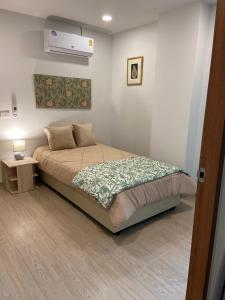 sypialnia z łóżkiem i klimatyzacją w obiekcie Bann Chidtha family suite full kitchen near Suvarnabhumi Airport w mieście Bangkok