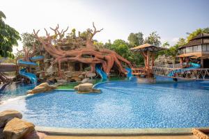 Bazén v ubytování Tamnanpar Resort nebo v jeho okolí