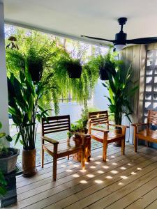 patio z 2 ławkami, stołem i roślinami w obiekcie Bann Chidtha family suite full kitchen near Suvarnabhumi Airport w mieście Bangkok