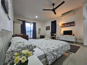 - une chambre dotée d'un lit avec un couvre-lit floral dans l'établissement Urban 360 Studio by La Ritz, à Batu Caves