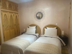 Letto o letti in una camera di Dar Sami, Riad Bab Kasbah