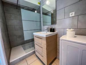W łazience znajduje się umywalka i prysznic. w obiekcie Le Gite 2 - T2 spacieux, idéal 4 voyageurs, confort w mieście Malause
