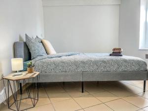łóżko w pokoju ze stolikiem w obiekcie Le Gite 2 - T2 spacieux, idéal 4 voyageurs, confort w mieście Malause